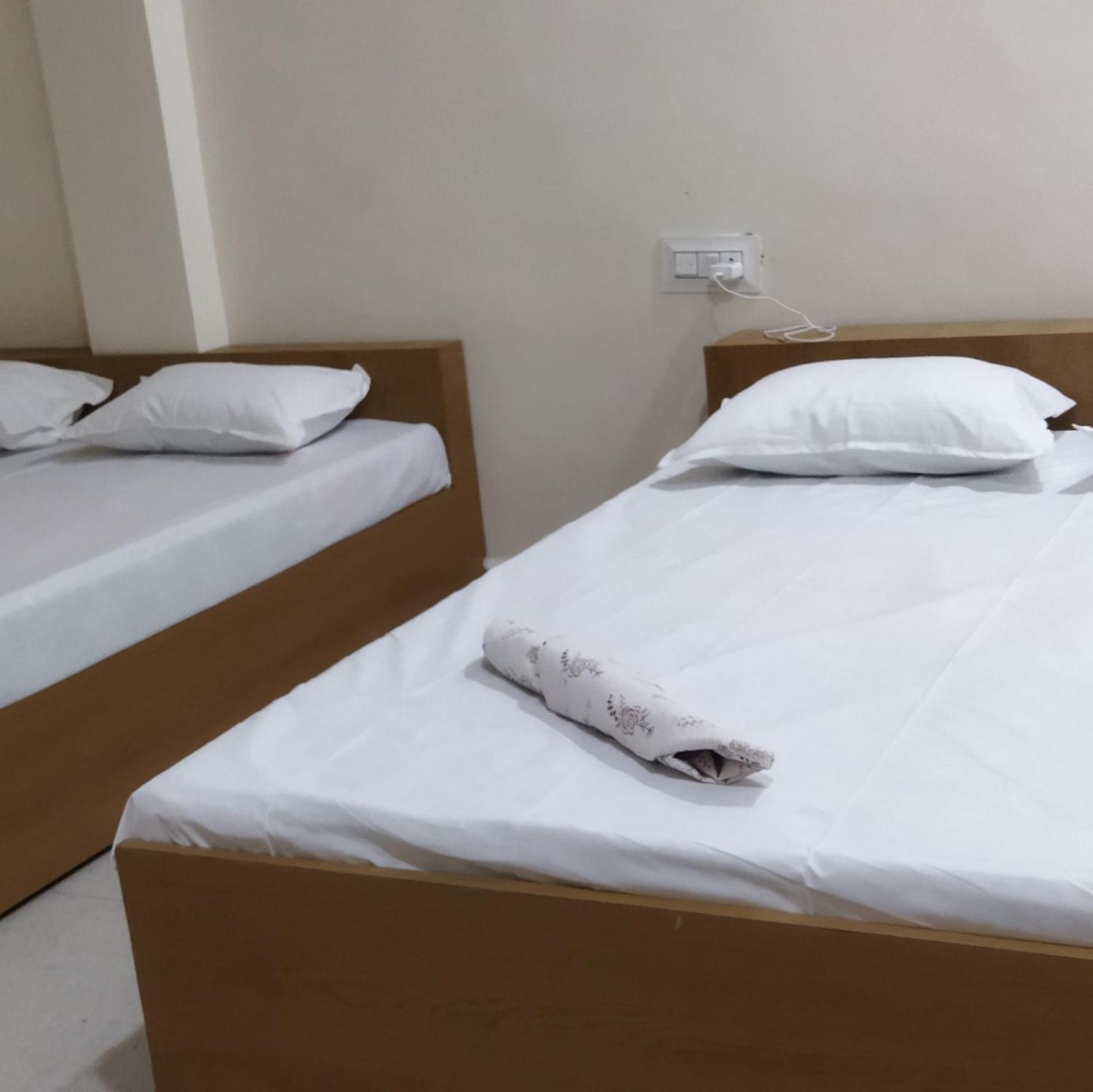 Shree Gajlaxmi Hotel Walking Distance From Mahakaleswar Удджайн Экстерьер фото