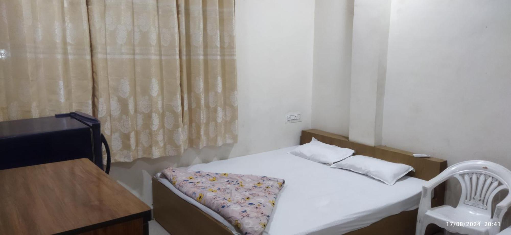 Shree Gajlaxmi Hotel Walking Distance From Mahakaleswar Удджайн Экстерьер фото